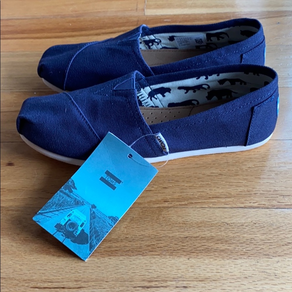 NWT Classic Toms slip ons